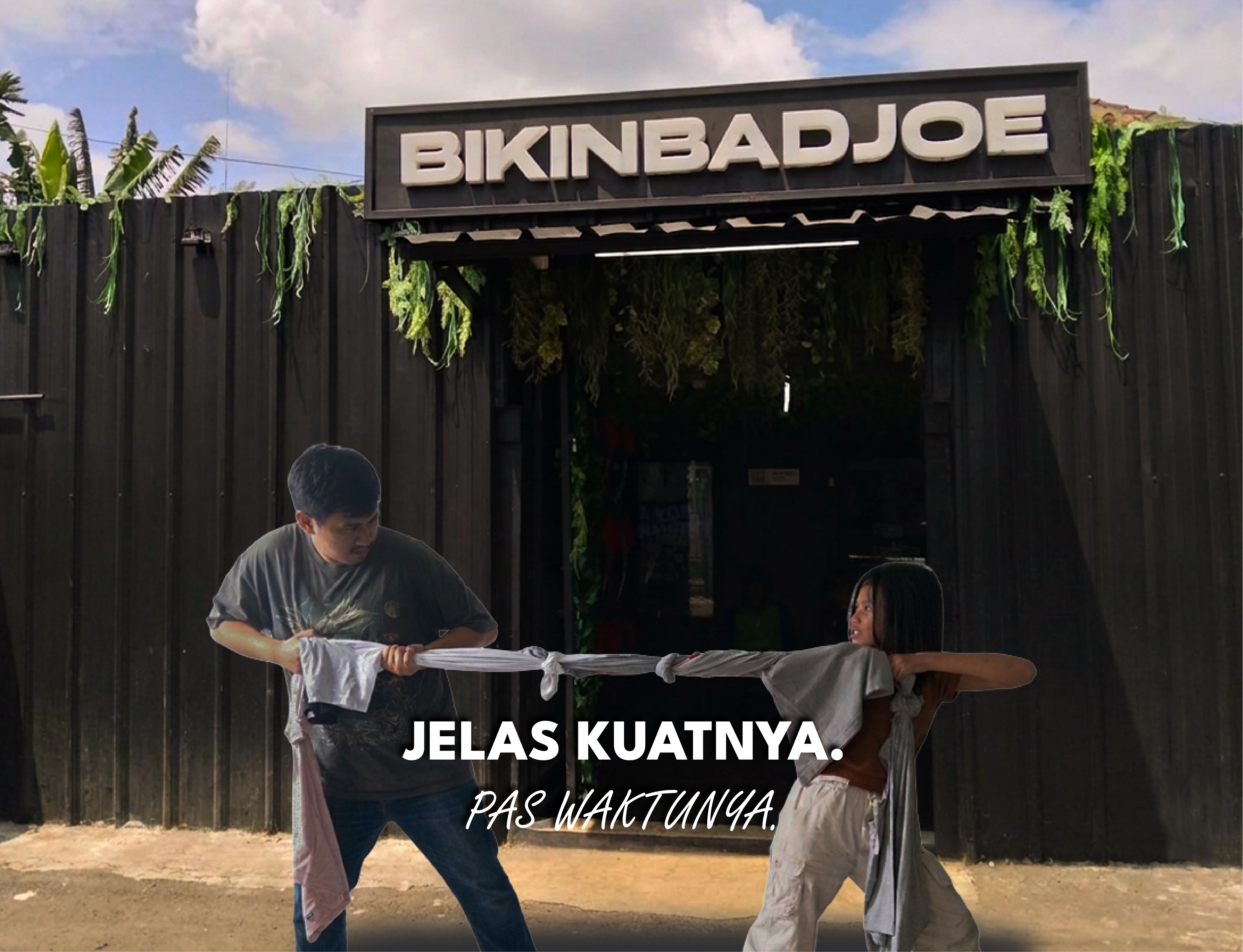 Dua orang menguji kekuatan kaos di depan workshop Bikinbadjoe